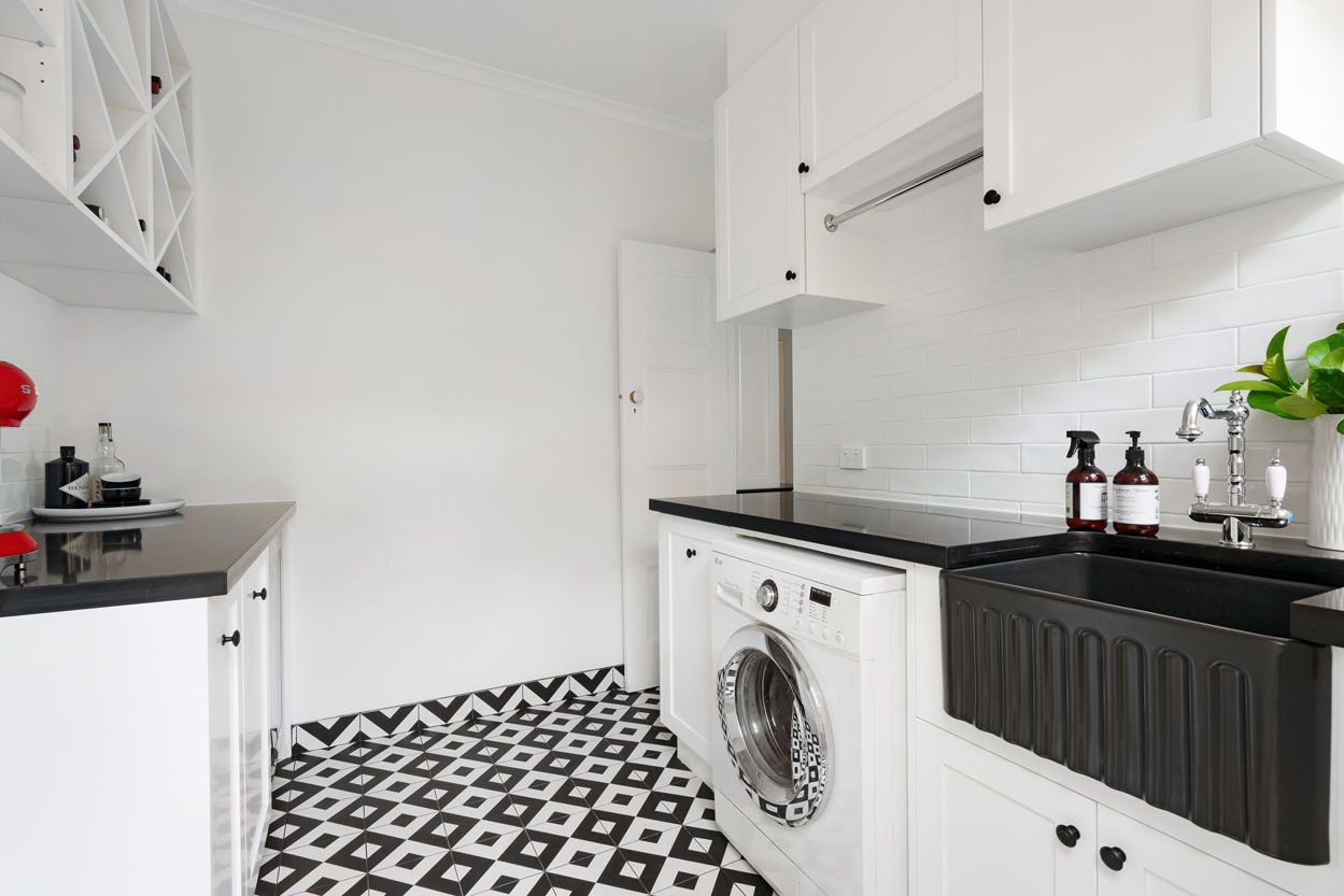 Turner Hastings Novi 50 x 46 Fine Fireclay Butler Sink Matte Black NO50FS-MB